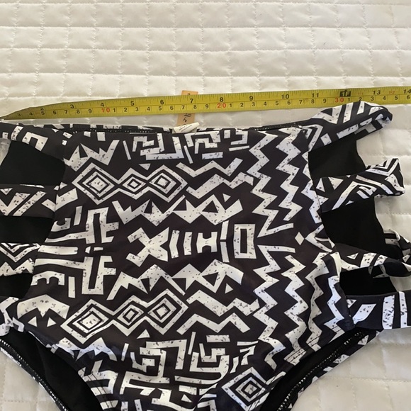 Black and white aztec high-waisted bikini - Picture 5 of 6